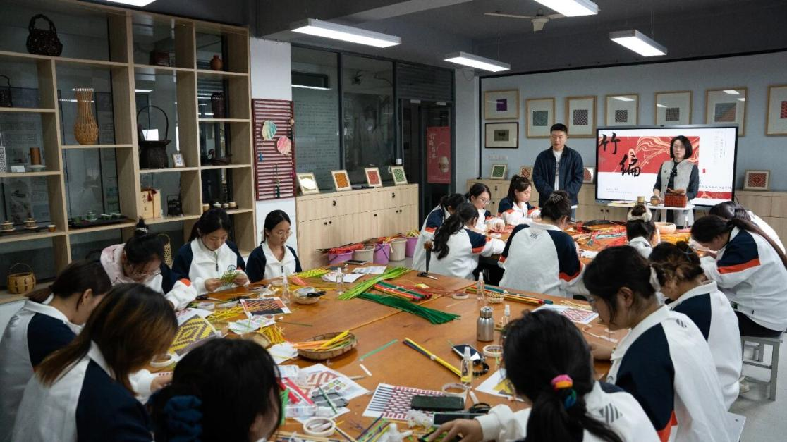 为非遗“添彩”，为青春“赋能”：江苏建院的文化育人新实践